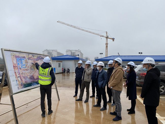 听取项目建设情形汇报（修图）.jpg
