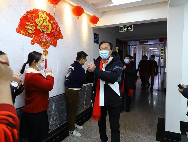 公司向导给总部员工贺年.jpg