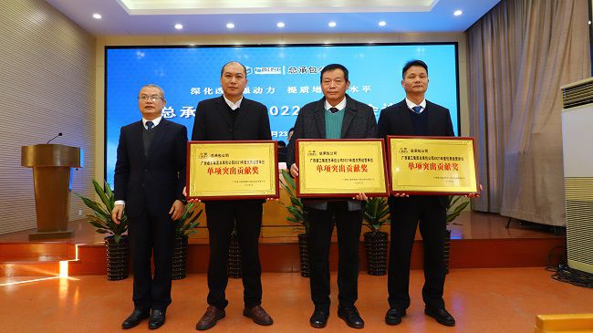 2邓少新为优异谋划单位（单项突出孝顺奖）颁奖（修图）.jpg