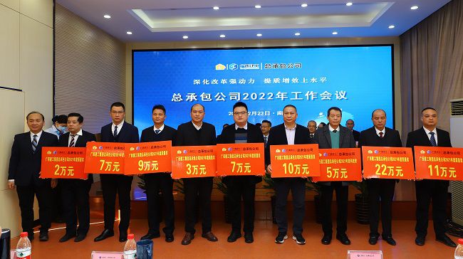 3陆烜为获得“质量科技奖”的职员颁奖（修图）.jpg
