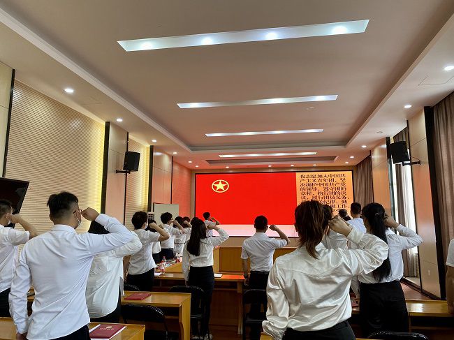 重温入团誓词。。。。唬；；；畦磋 摄（修图）.jpg