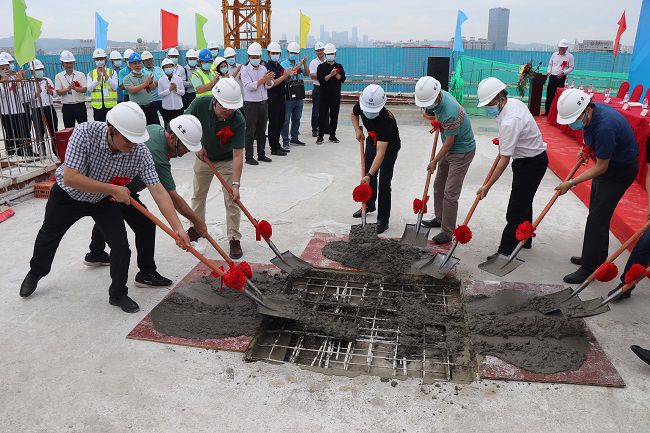 与在场嘉宾一同为封顶浇筑培土。。。周煜川 摄（修图）.jpg
