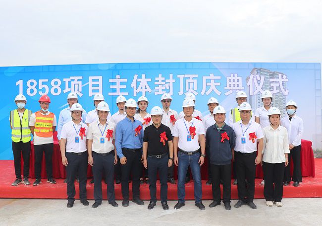 邓少新与在场职工合影留念。。。周煜川 摄（修图）.jpg
