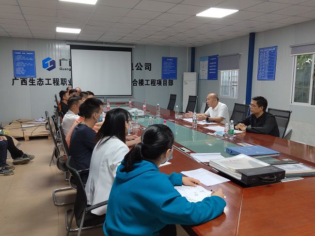 陆烜在项目指导事情。。。潘敏宽 摄（修图000）.jpg
