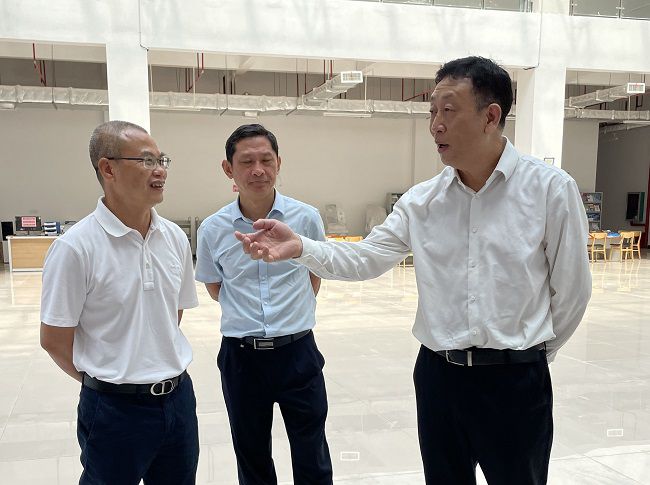 谢瑾瑜（右一）检查现。。。。ㄐ尥迹.jpg