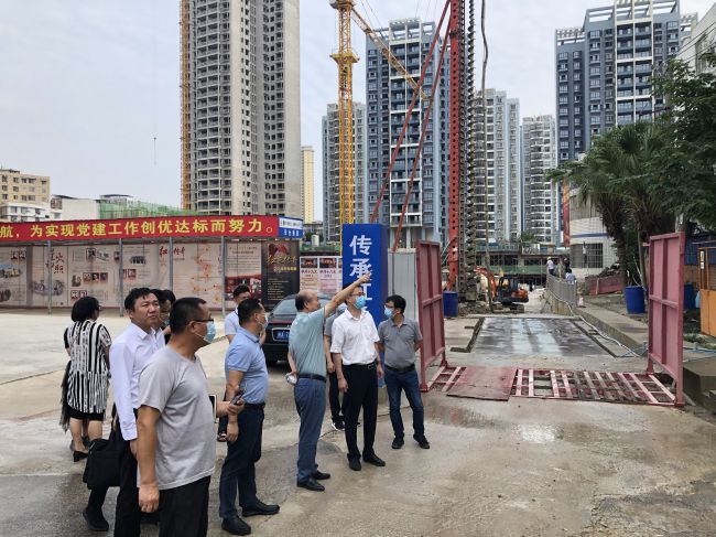 检查施工现场。。龚媚媚 摄（修图）.jpg