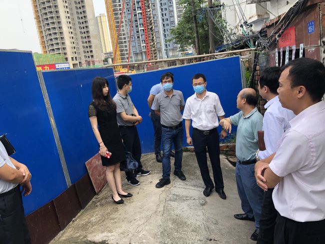 走访周边群众。。龚媚媚 摄（修图）.jpg
