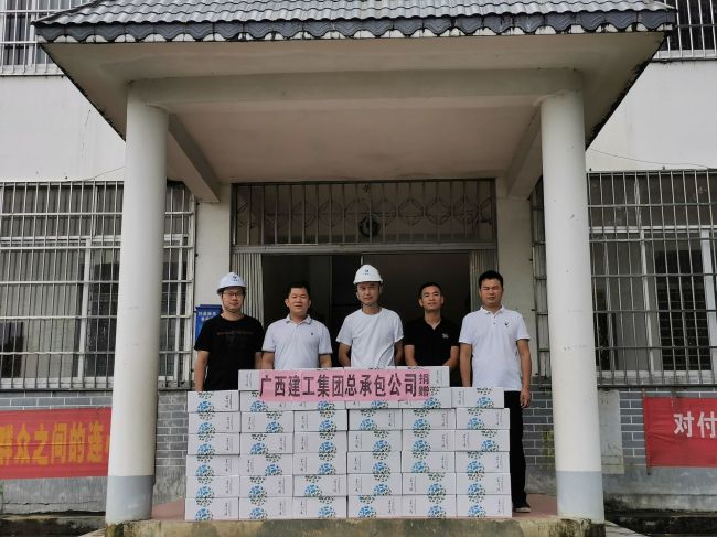 捐赠抗灾物资。。谭山泉 摄（修图）.jpg