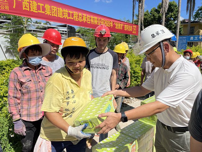 （修图）陆烜为工人发放清凉慰问品。。。。容芝雅 摄.jpg