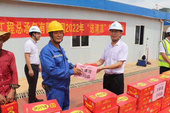 发放慰问品。。。。。。张钊林 摄（修图）.jpg