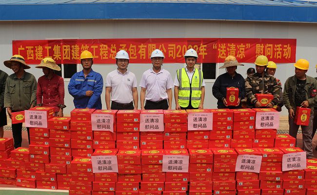 与农名工代表合影留念。。。。。。张钊林 摄（修图）.jpg