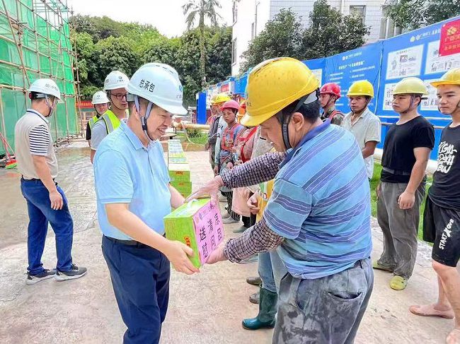 岑廷义为一线工人发放清凉饮品。。。。。 谢秋云 摄（650图）.jpg