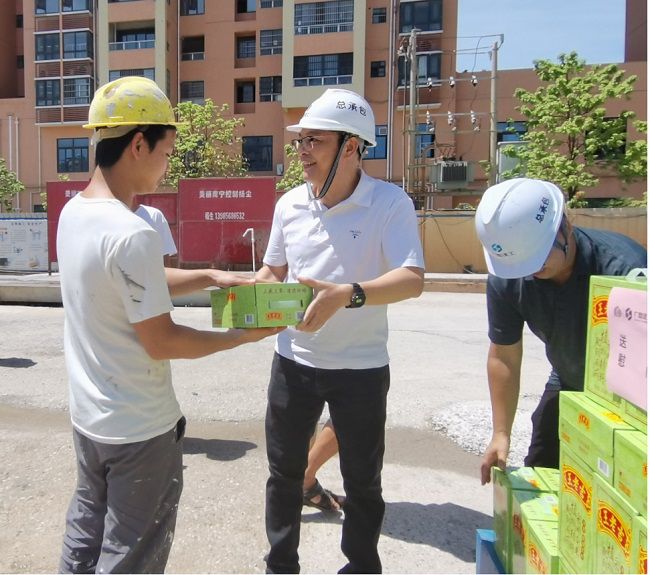 发放慰问品。。。。潘文君 摄（修图）.jpg
