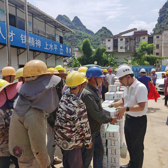 发放慰问品。。陈享 摄（修图）.jpg