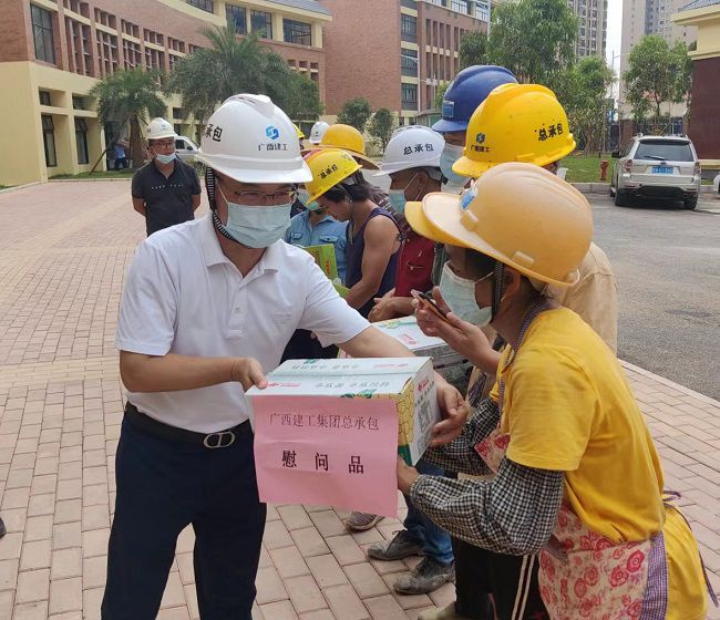 发放慰问品 。。。。。。彭永彬 摄（修图）.jpg