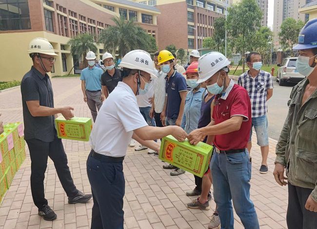 发放慰问品。。。。。。彭永彬 摄（修图）.jpg
