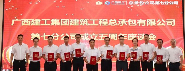 邓少新与获奖职工合影。。。。周煜川 摄（修图）.jpg