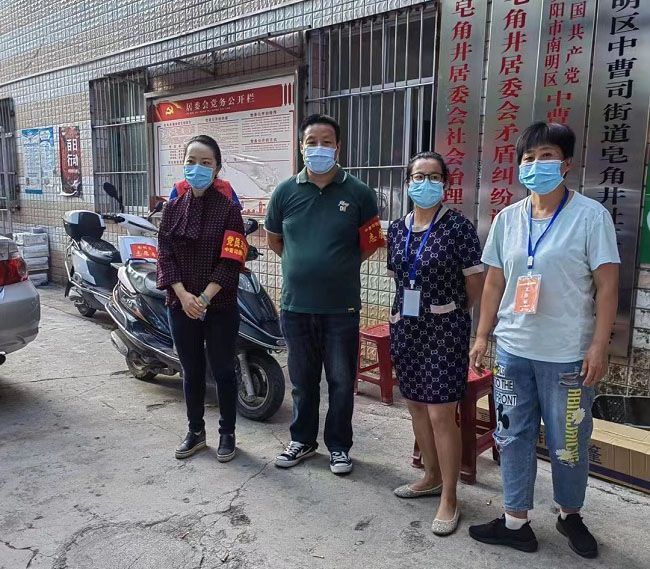 总承包公司员工付海（左二）与社区事情职员在一起（修图）.jpg