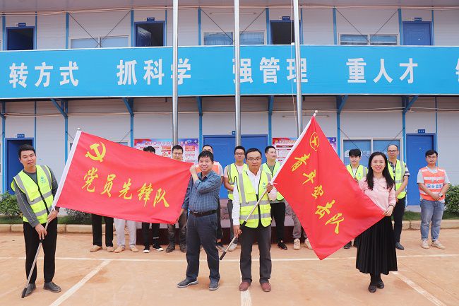 岑廷义和张力为党支部授旗。。。周煜川 摄（修图）.jpg