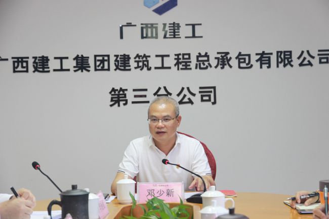 邓少新宣讲党的二十大精神。。梁红玉 摄（修图）.jpg