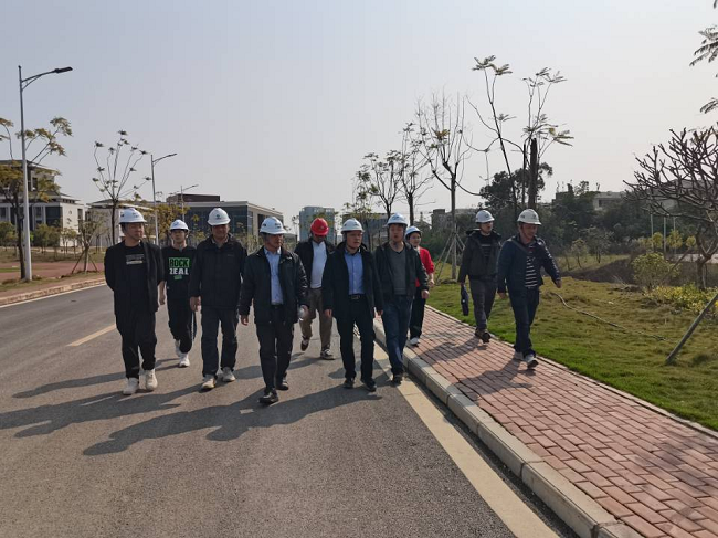 曾劲松审查项目现场。。。。。。邓高越 摄（修图）.png