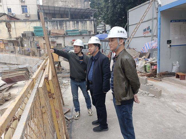2岑廷义深入现场举行走访。。。。。。覃必英 摄（修图）.jpg