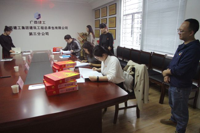 检查资料现场。。梁红玉 摄（修图）.jpg