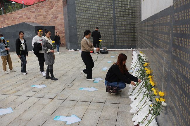 献花。。张钊林  摄（修图）.jpg
