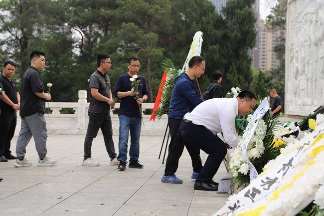 敬献白菊。。。。林成斌 摄（修图）.jpg