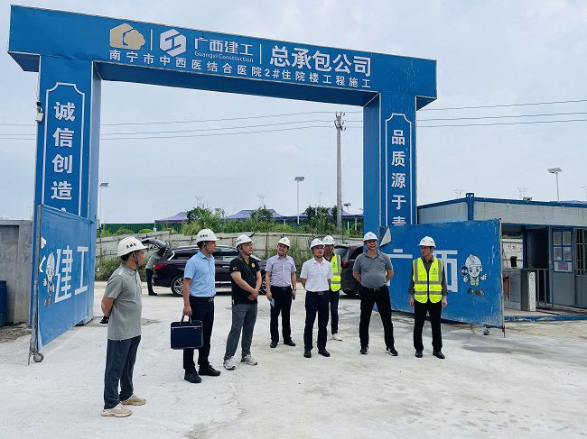 邓少新深入施工现场。。。。。苏卫传 摄（原000图000000000000000）.jpg