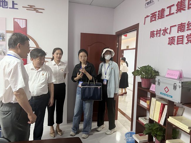 审查党建设施配备情形。。。。。卢丽君 摄（修图）.jpg