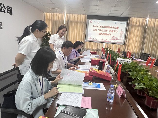 审查党建资料。。。。。卢丽君 摄（修图）.jpg