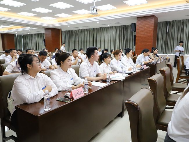 事情职员认真计时记分。。。。。。李立云 摄（修图）.jpg