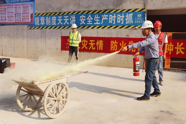 曾劲松举行灭火器材使用培训。。。。周煜川 摄（修图）.jpg