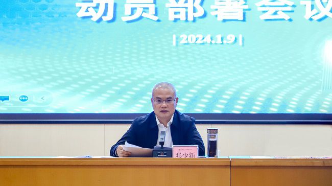 邓少新讲话  郑诗宝 摄。。。。。。（修图）.jpg