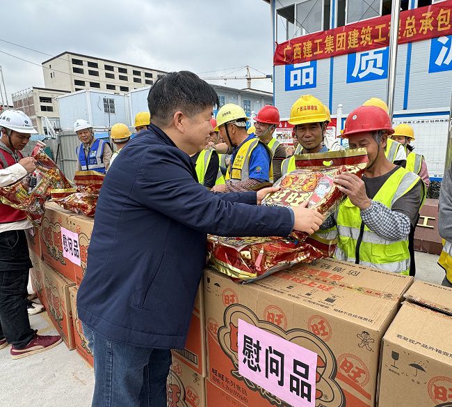 发放慰问品。。。。。。韦艳雷 摄（修图）.jpg