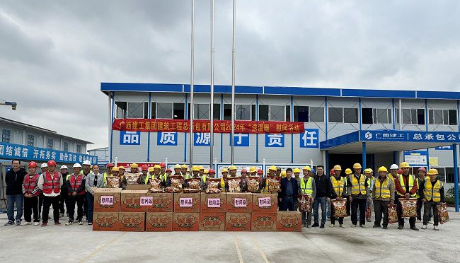 “送温暖”慰问活动合影。。。。。。韦艳雷 摄（修图）.jpg