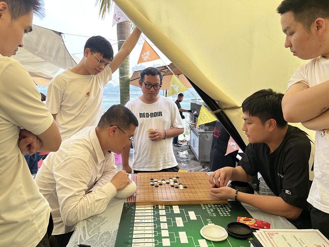 五子棋角逐现场。。。。。杨钰 摄（2）.jpg