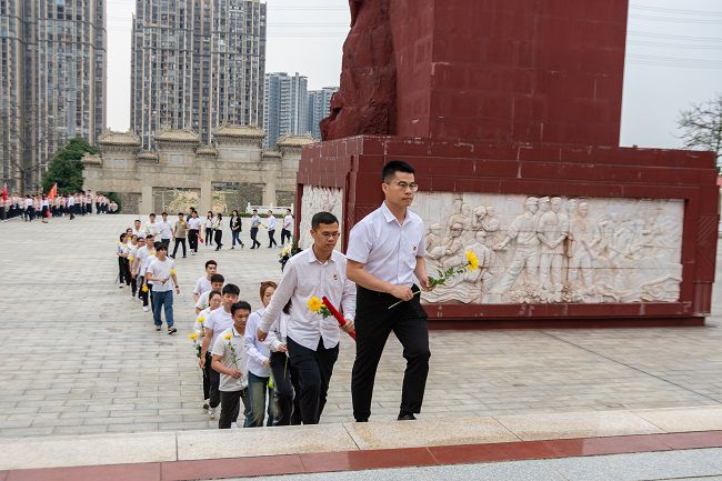 瞻仰义士英名墙（修图）.jpg