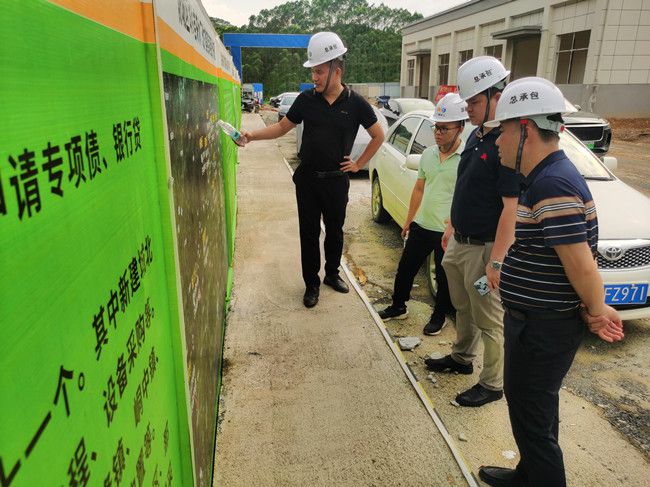 黎双荣听取项目情形介绍。。。。李海宁摄（修图）.jpg