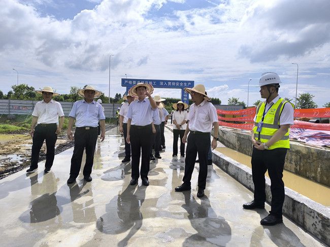 何朝建在项目现场。。。。。江家兵摄（修图）.jpg