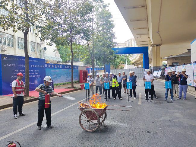 梅锦辉树模灭火器操作。。；；；；票ι 摄（修图）.jpg