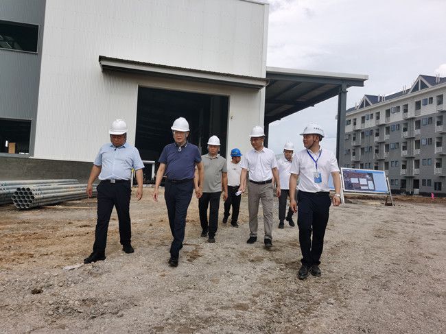 何朝建在项目现场。。。；蒲茉笊悖ㄐ尥迹.jpg