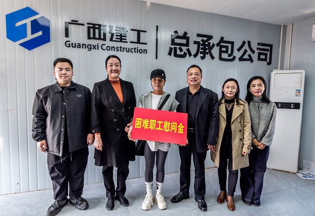 慰问难题职工蓝丽丽。。。。郭奎君摄（修图0）.jpg